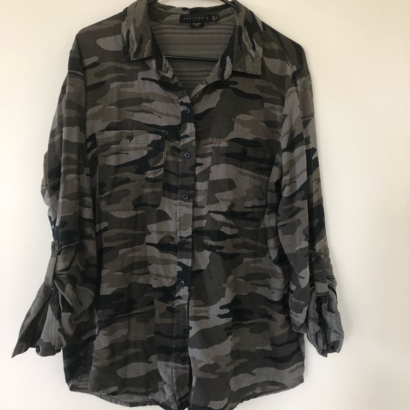 Sanctuary Tops - ⭐️Sanctuary camo boyfriend shirt